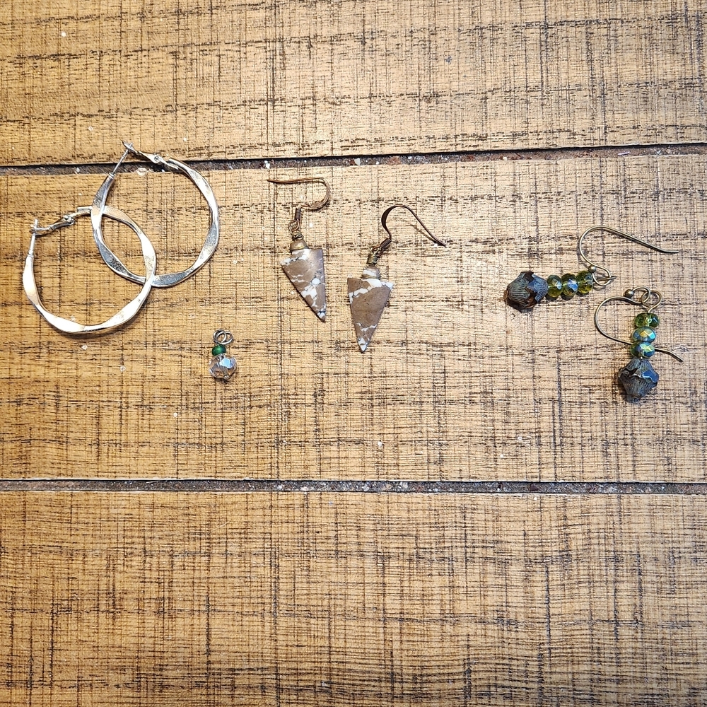 JEWELRY LOT - 4PC. Silver Wavy Hoops, Green Beaded Drop, Arrowhead, Pendant